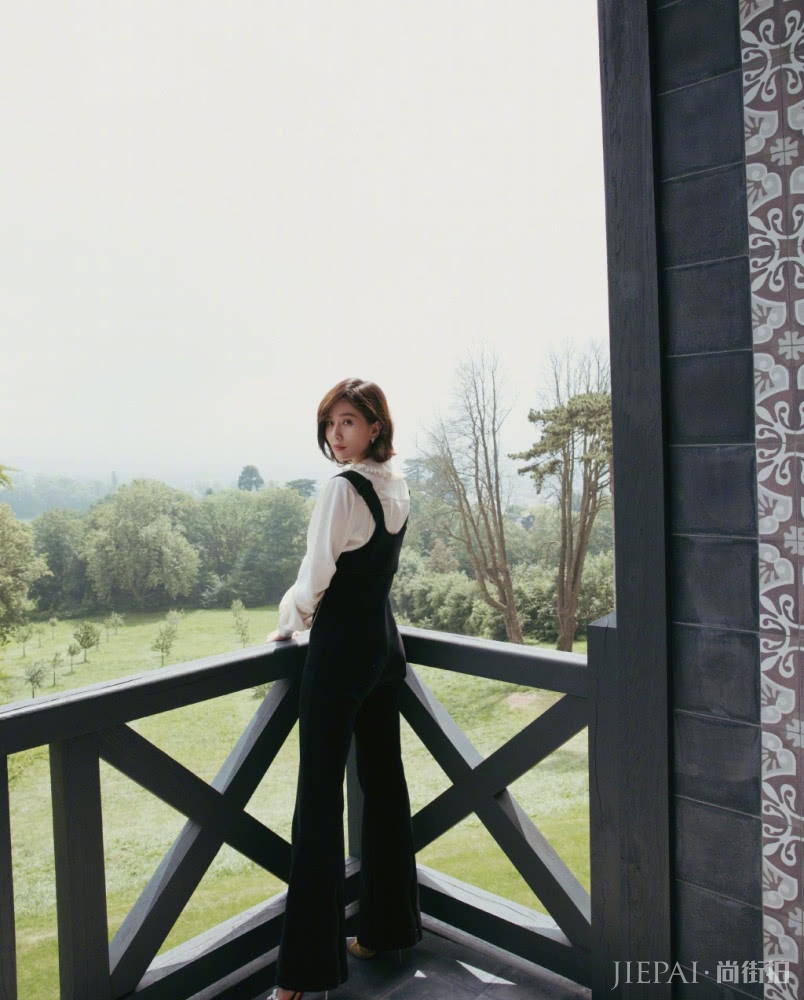 刘诗诗也太美了,波波头搭背带裤美到令人窒息